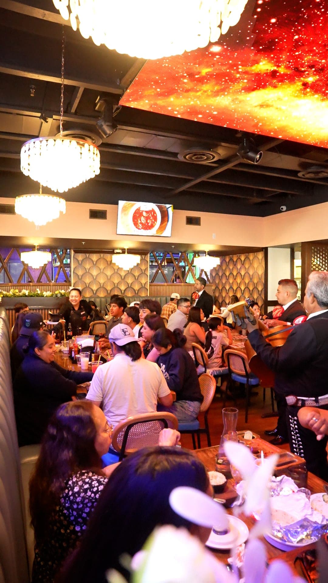 Mariscos Costa Alegre San José dining room full of families, with live mariachi